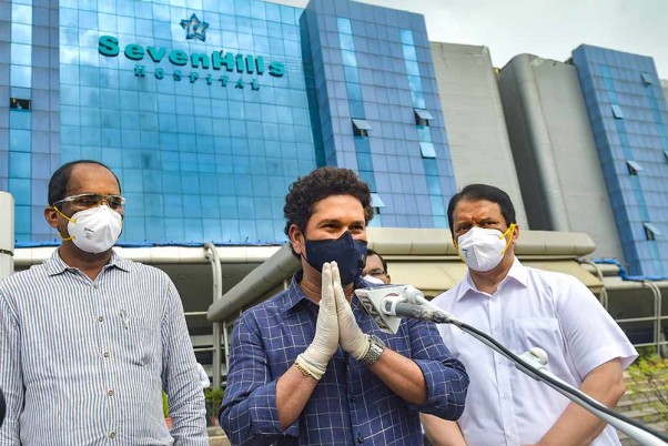 पूर्व क्रिकेट सचिन तेंदुलकर अंधेरी के सेवन हिल्स हॉस्पिटल में प्लाज्मा डोनेट करने की सुविधा का शुभारंभ करने के बाद मीडिया को संबोधित करते हुए