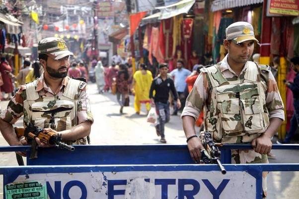 जम्मू में त्योहारी सीजन के दौरान पटेल बाजार में तैनात जवान