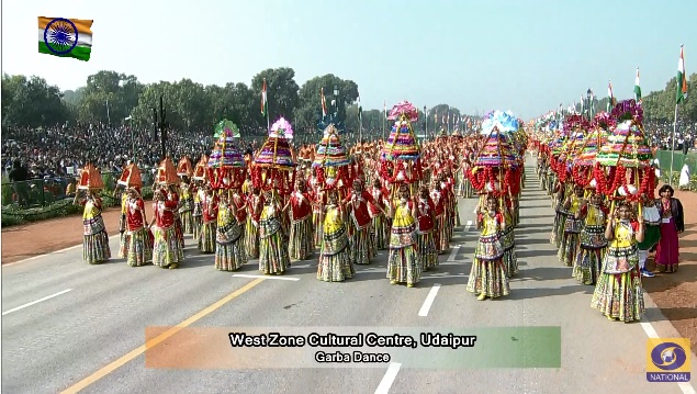 गणतंत्र दिवस के अवसर पर दिखी सांस्कृतिक झलक, गुजरात का लोक नृत्य गरबा करती स्कूली छात्राएं