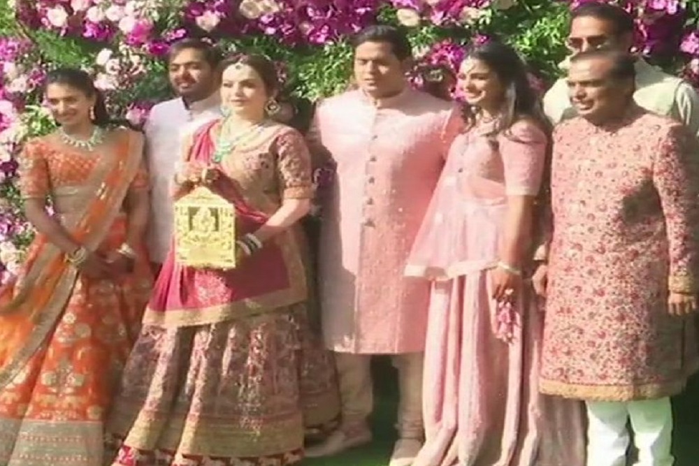 मुकेश अंबानी के बेटे आकाश अंबानी की शादी में शामिल परिवार