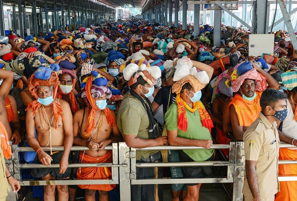 पथानामथिट्टा जिले के सबरीमाला मंदिर में दर्शन के लिए कतार में खड़े श्रद्धालु