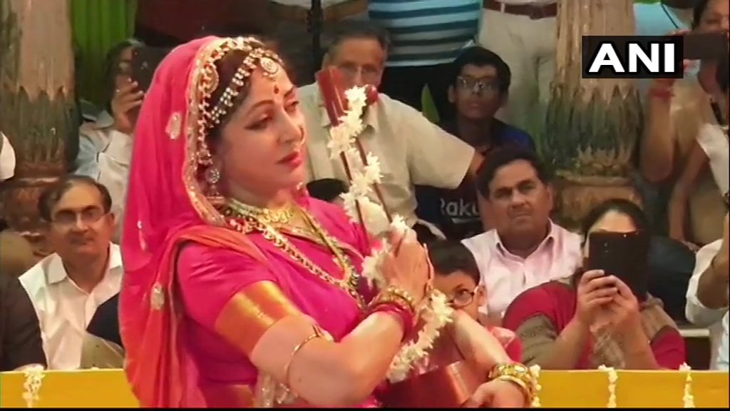 वृंदावन के श्री राधा रमण मंदिर में हरियाली तीज की पूर्व संध्या पर 'झूलनोत्सव' के दौरान नृत्य करती मथुरा से भाजपा सांसद हेमा मालिनी