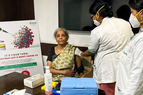 कोविड-19 वैक्सीन की पहली डोज लेती केंद्रीय वित्त मंत्री निर्मला सीतारमण