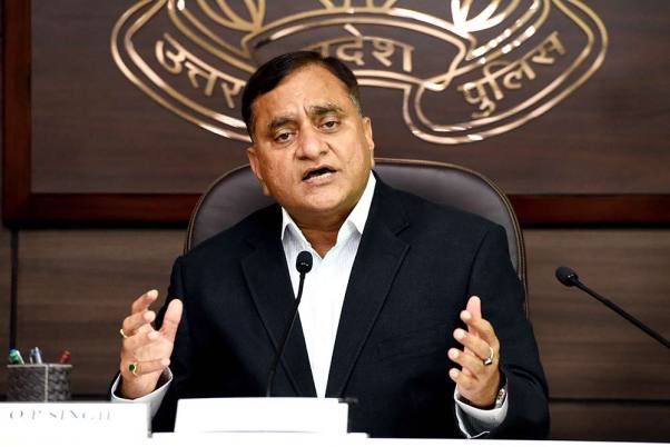 लखनऊ में कमलेश तिवारी की हत्या पर मीडिया को संबोधित करते उत्तर प्रदेश के डीजीपी ओपी सिंह