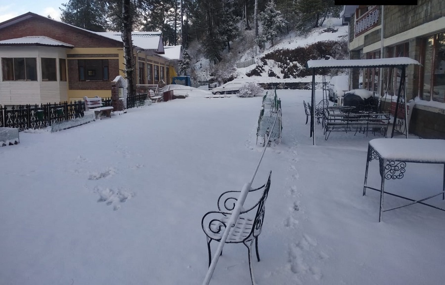 हिमाचल प्रदेश  के शिमला में बर्फबारी का नजारा