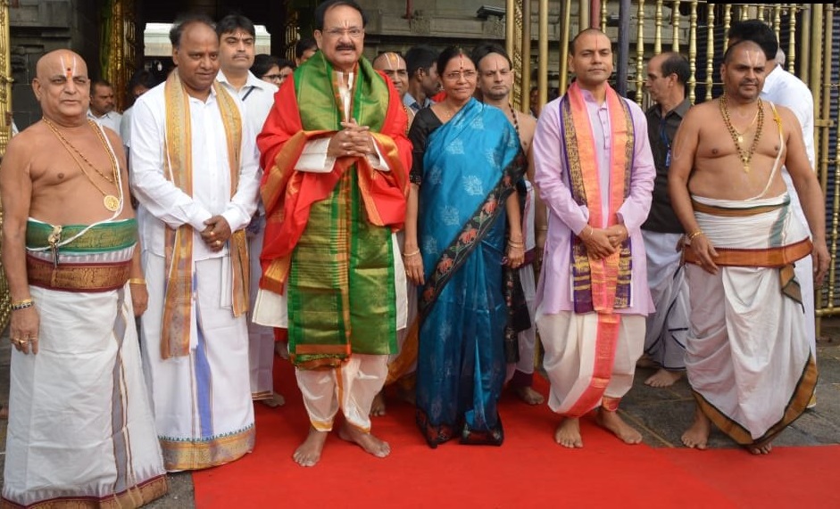 तिरुमाला में अपने परिवार के साथ तिरुपति बालाजी मंदिर जाते हुए उपराष्ट्रपति वेंकैया नायडू