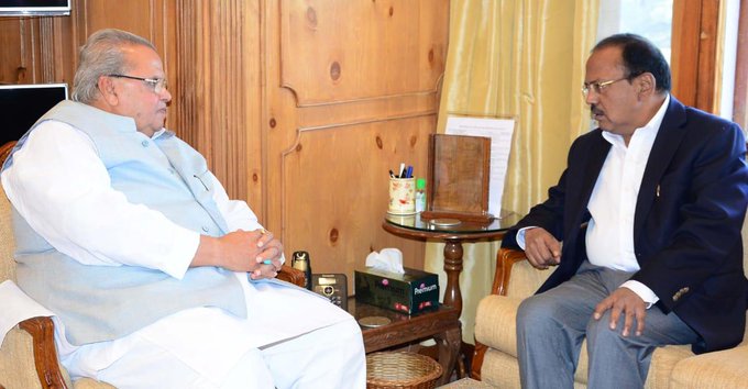 जम्मू और कश्मीर: राज्यपाल सत्य पाल मलिक से मुलाकात कर उनसे राज्य के हालात पर चर्चा करते राष्ट्रीय सुरक्षा सलाहकार अजीत डोभाल