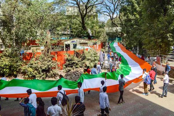 पुणे शहर के मॉडर्न कॉलेज के पास नागरिकता संशोधन अधिनियम (सीएए) के समर्थन में एक रैली के दौरान एबीवीपी के वालंटियर