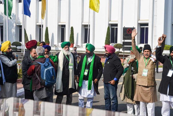 नए कृषि कानूनों को लेकर केंद्र सरकार के साथ बैठक में भाग लेने के लिए विज्ञान भवन पहुंचे किसान