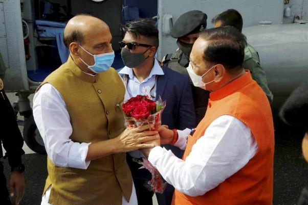 केंद्रीय रक्षा मंत्री राजनाथ सिंह के केवड़िया पहुंचने पर गुजरात के मुख्यमंत्री विजय रूपाणी ने किया स्वागत