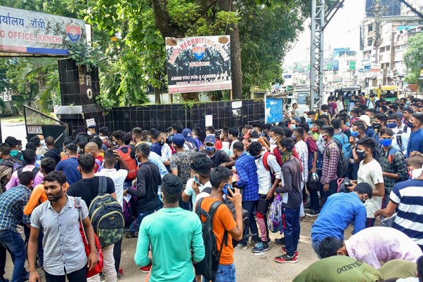 रांची में सेना भर्ती कार्यालय के बाहर प्रवेश पत्र प्राप्त करने के लिए लगी उम्मीदवारों की भीड़