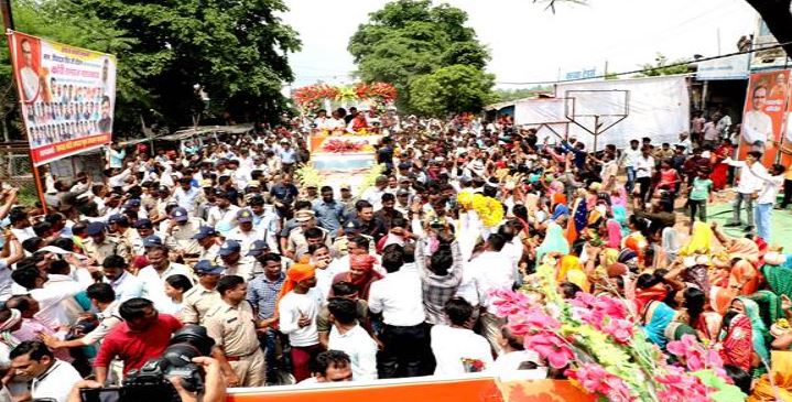 मुख्यमंत्री शिवराज का रोड-शो: वृष्टि की टापुर-टुपुर के साथ मुख्यमंत्री पर बरसा लाड़ली बहनों का स्नेह और भांजे-भांजियों का प्यार