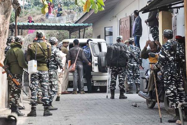 गुवाहाटी में कृषक मुक्ति संग्राम समिति (केएमएसएस) के कार्यालय में छापेमारी के दौरान राष्ट्रीय जांच एजेंसी (एनआईए) के अधिकारी