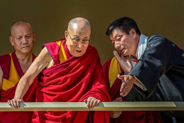 धर्मशाला में तिब्बती इंस्टीट्यूट ऑफ परफॉर्मिंग आर्ट्स की बालकनी में बात करते तिब्बती आध्यात्मिक नेता दलाई लामा और तिब्बत की निर्वासित सरकार के राष्ट्रपति लोबसांग सांगे