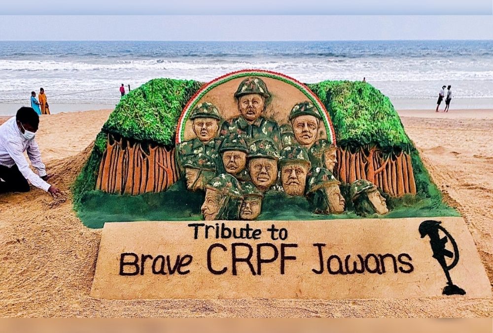 ओडीशा के सेंड आर्टिस्ट सुदर्शन पटनायक ने रेत पर कलाकृति बनाकर बीजापुर नक्सल हमले में शहीदों को दी श्रद्धांजलि