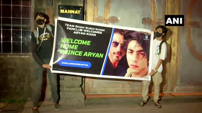 आर्यन खान को मिली जमानत, शाहरुख खान के फैन्स ने 'मन्नत' के बाहर मनाया जश्न, कुछ इस तरह किया खुशी का इजहार