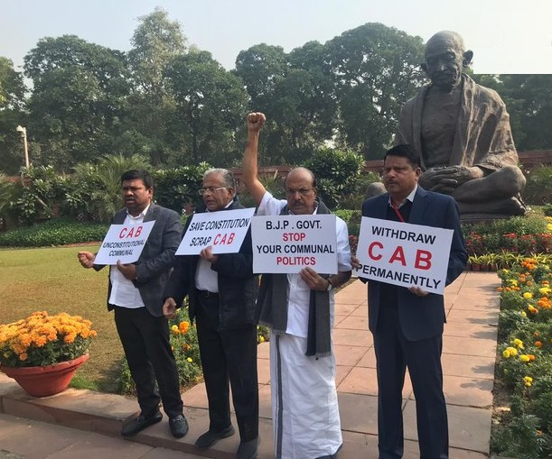 संसद परिसर में महात्मा गांधी की मूर्ति के सामने नागरिकता संशोधन बिल का विरोध करते इंडियन यूनियन मुस्लिम लीग पार्टी के सांसद