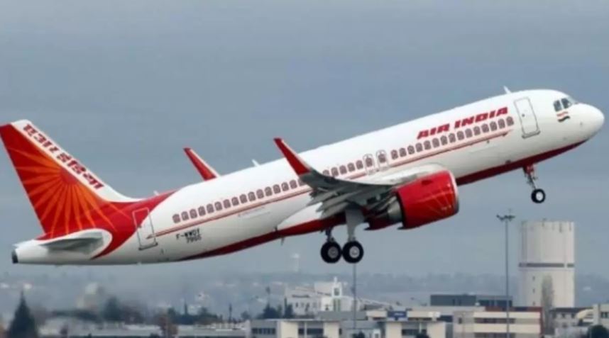विमान में पेशाब मामला: दिल्ली पुलिस ने एअर इंडिया के कर्मचारियों को तलब किया