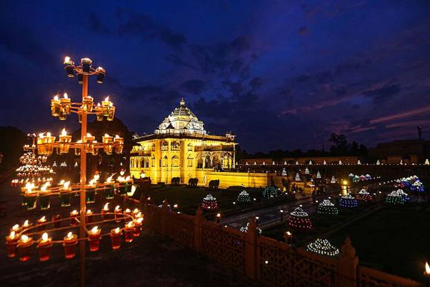 दिवाली के दौरान गांधीनगर स्थित अक्षरधाम मंदिर का दृश्य