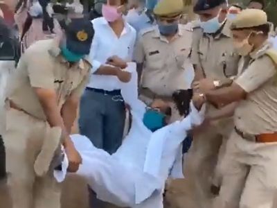 यूपी के कांग्रेस प्रमुख लल्लू आगरा में गिरफ्तार, बसों को एंट्री के लिए धरना दे रहे थे