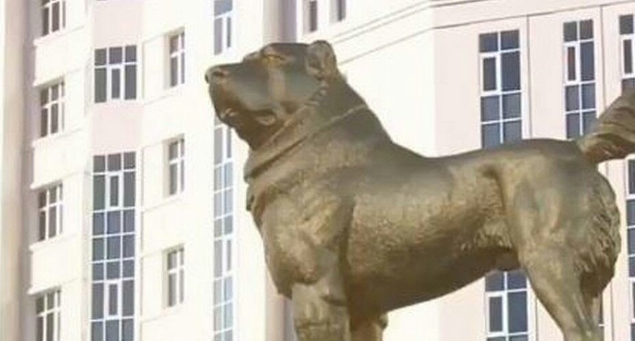 तुर्कमेनिस्तान के शासक ने लगवा दी 50 फीट ऊंची कुत्ते की सोने की मूर्ति, खास है वजह