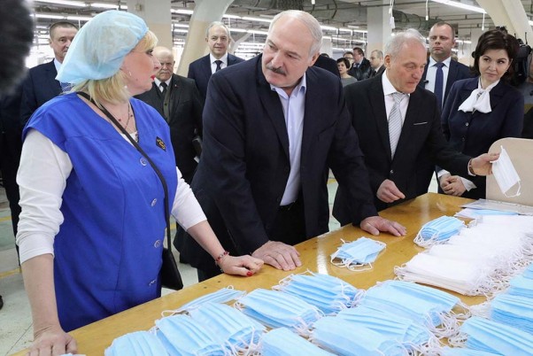 बेलारूस के बॉबरुस्क शहर में मास्क बनाने वाली फैक्ट्री स्लाविका का दौरा करते राष्ट्रपति अलेक्जेंडर लुकाशेंको
