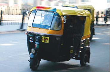 महाराष्ट्र: ऑटो रिक्शे में कीमती सामान से भरा 2.5 लाख का बैग भूली महिला, ऐसे मिला वापस