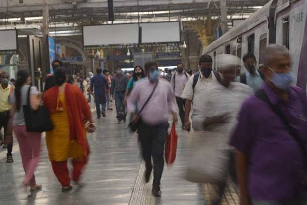 टीके की दोनों खुराक ले चुके मुंबईवासी 15 अगस्त से लोकल ट्रेन में कर सकते हैं सफर, जानें नए नियम
