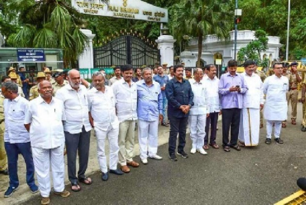 कर्नाटक के 17 विधायकों की अयोग्यता बरकरार लेकिन लड़ सकेंगे चुनाव