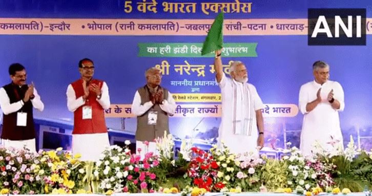 देश को एकसाथ मिली 5 वंदे भारत ट्रेनों की सौगात, भोपाल में प्रधानमंत्री मोदी ने दिखाई हरी झंडी