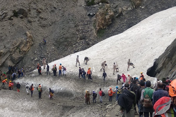 जम्मू और कश्मीर के बालटाल मार्ग पर एक ग्लेशियर क्षेत्र में सुरक्षा के लिए तैनात आईटीबीपी के जवान