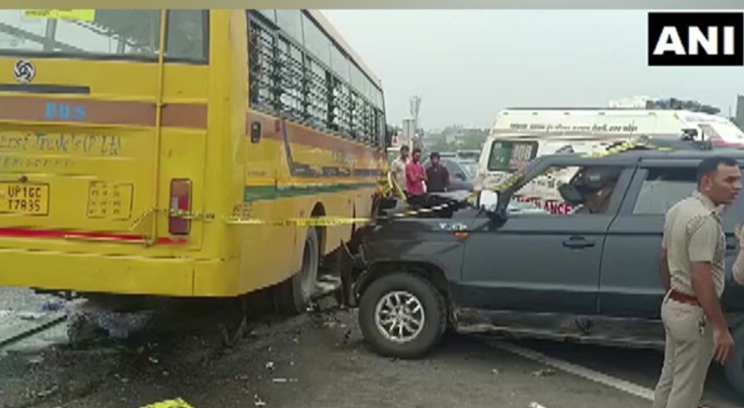 गाज़ियाबाद: दिल्ली-मेरठ एक्सप्रेसवे पर स्कूल बस-कार की टक्कर, 6 लोगों की मौत