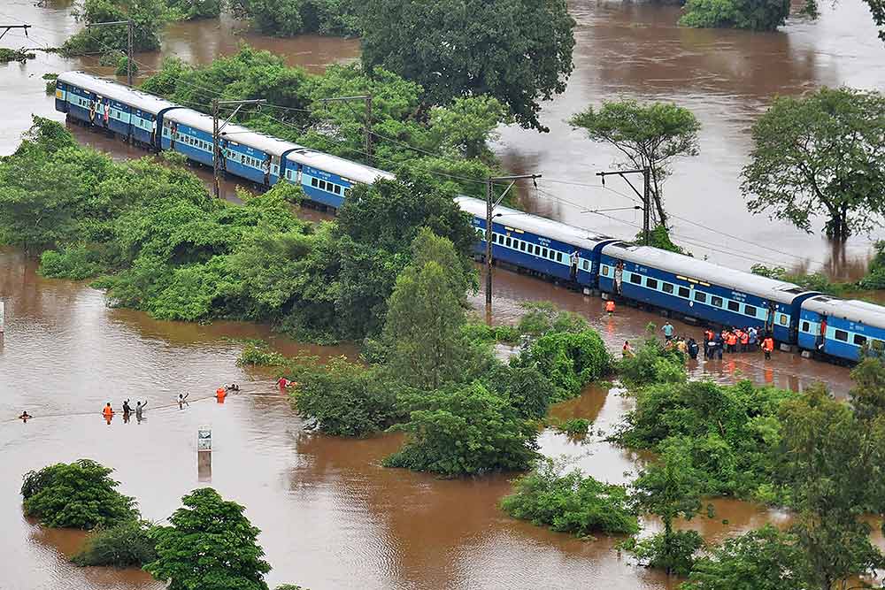 बिहार में भारी बारिश से रेल सेवा प्रभावित, इन ट्रेनों के शेड्यूल में हुआ बदलाव, देखिए लिस्ट