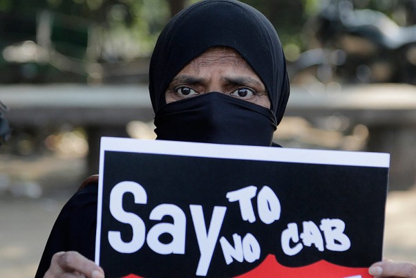 अहमदाबाद में नागरिकता संशोधन विधेयक (सीएबी) के विरोध के दौरान एक महिला