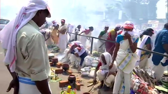 केरल के तिरुवनंतपुरम में 'अटुकल पोंगाला' समारोह का नजारा