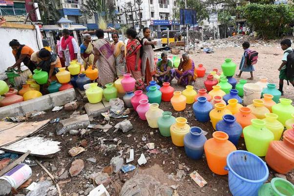 चेन्नई में पानी की किल्लत, हैंडपंप से पानी भरने के लिए लाइन में लगी महिलाएं।