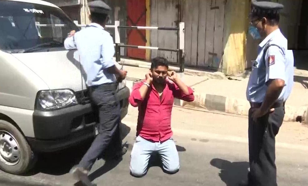 कोरोना वायरस के मद्देनजर लॉकडाउन के बीच असम में सड़कों पर निकले लोगों के खिलाफ कार्रवाई करते पुलिसकर्मी