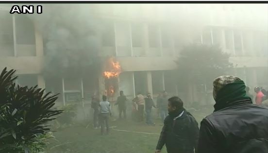 गोरखपुरः बीआरडी मेडिकल कॉलेज में लगी आग, बच्चों की मौत की वजह से आया था सुर्खियों में