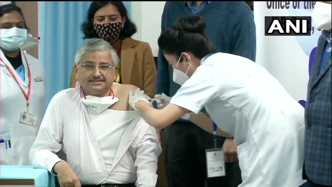 एम्स के निदेशक डॉ. रणदीप गुलेरिया कोविड-19 वैक्सीन लगवाते हुए
