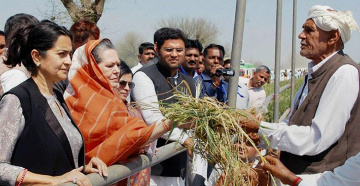 सोनिया ने की किसानों को मुआवजा देने की मांग