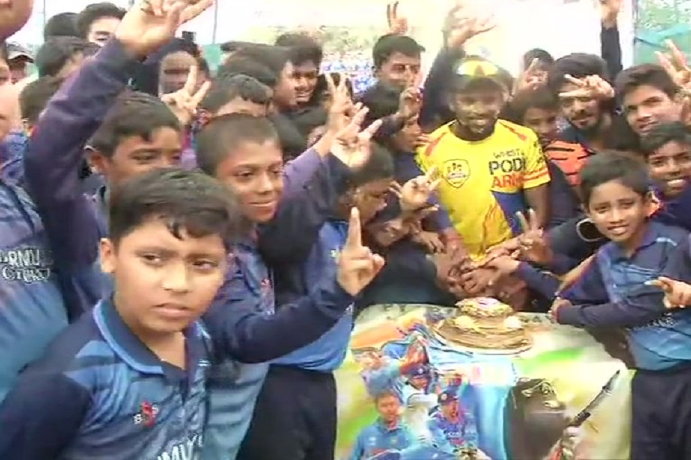 झारखंड में क्रिकेटर महेंद्र सिंह धोनी का जन्मदिन मनाते बच्चे। धोनी 7 जुलाई को 38 साल के हो गए।