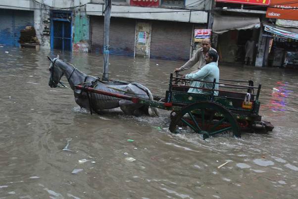 पाकिस्तान के लाहौर में भारी बारिश के बाद सड़कें लबालब
