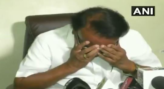 कर्नाटक चुनाव: दूसरी लिस्‍ट में भी नहीं आया नाम तो रो पड़े भाजपा नेता, देखें वीडियो