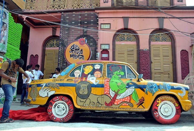 विश्व कला दिवस के मौके पर कोलकाता में यह टैक्सी आकर्षण का केन्द्र रही