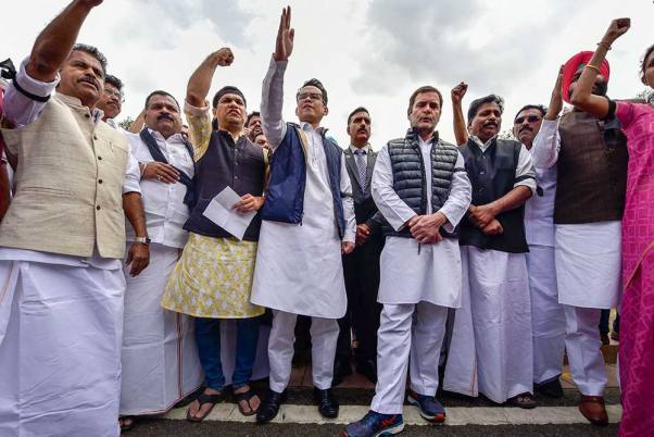 बजट सत्र के दौरान लोकसभा से सात कांग्रेस सांसदों के निलंबन के खिलाफ विरोध प्रदर्शन करते कांग्रेस नेता राहुल गांधी, गौरव गोगोई समेत अन्य पार्टी नेता