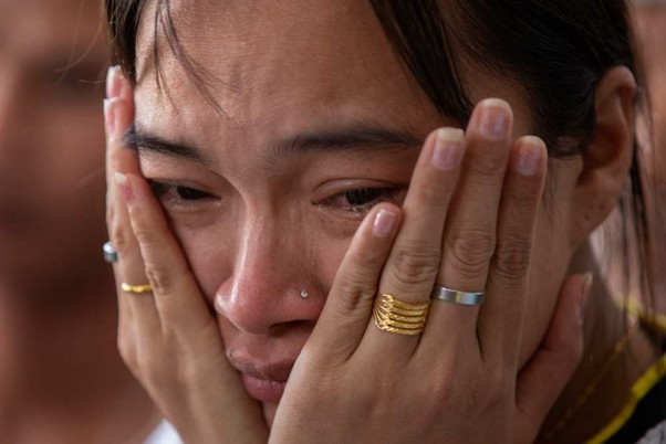 पूर्वोत्तर थाईलैंड में एक मॉल के अंदर गोलीबारी की घटना के बाद आपातकालीन कक्ष के बाहर इंतजार करती लापता व्यक्ति की रिश्तेदार