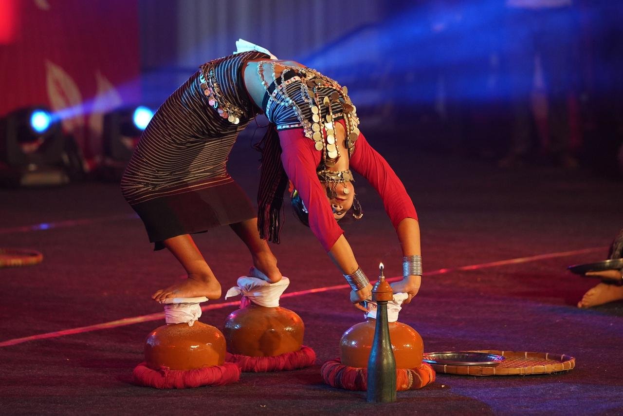 त्रिपुरा के कलाकारों की ओर से राष्ट्रीय आदिवासी नृत्य महोत्सव में पारंपरिक वेशभूषा में कला प्रदर्शन