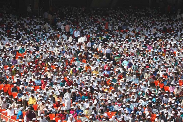 अहमदाबाद के सरदार पटेल स्टेडियम में पहुंचे लोग, जिसमें डोनाल्ड ट्रंप और पीएम मोदी भाग लेंगे