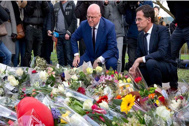 नीदरलैंड के ट्राम में गोलीबारी की घटना में मारे गए लोगों को डच के प्रधान मंत्री मार्क रुटे ने श्रद्धांजलि दी