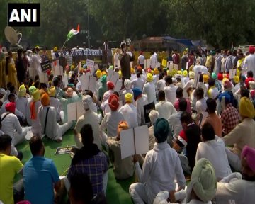 कृषि कानूनों के खिलाफ दिल्ली स्थित जंतर-मंतर पर विरोध प्रदर्शन करते आम आदमी पार्टी की पंजाब यूनिट